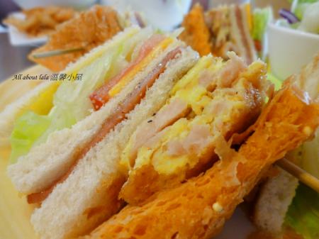 溫馨小屋(向上店)：二訪溫馨小屋 我終於吃到超好吃招牌總匯三明治