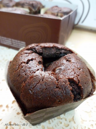 一森手工烘焙坊(十甲旗艦店)：一森手工烘焙坊 會爆漿的岩漿火山巧克力蛋糕 我終於吃到你