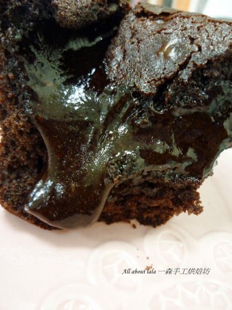 一森手工烘焙坊(十甲旗艦店)：一森手工烘焙坊 會爆漿的岩漿火山巧克力蛋糕 我終於吃到你